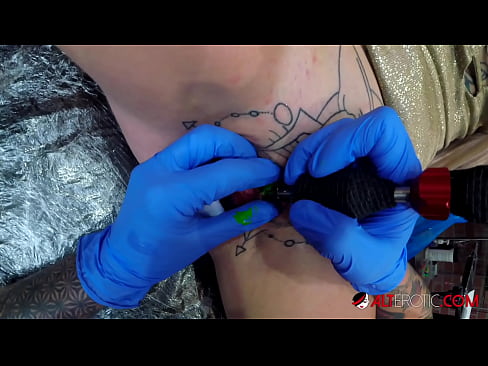 ❤️ Uiters getatoeëerde hottie Sully Savage het 'n tatoeëermerk op haar klitoris gekry ️❌ Porno op af.bestsexporno.ru ﹏